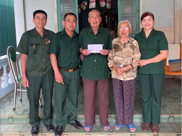 Tặng quà Cuôr Đăng